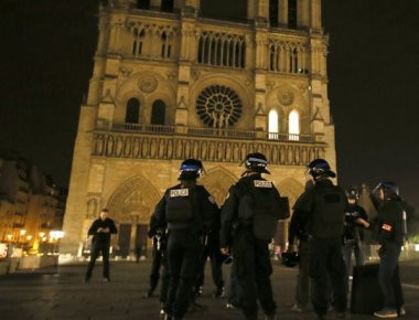 Ισλαμιστής «κτύπησε» με τσεκούρι στη Παναγία των Παρισίων - 900 εγκλωβισμένοι με τα χέρια ψηλά στον ναό! (φωτό & βίντεο)